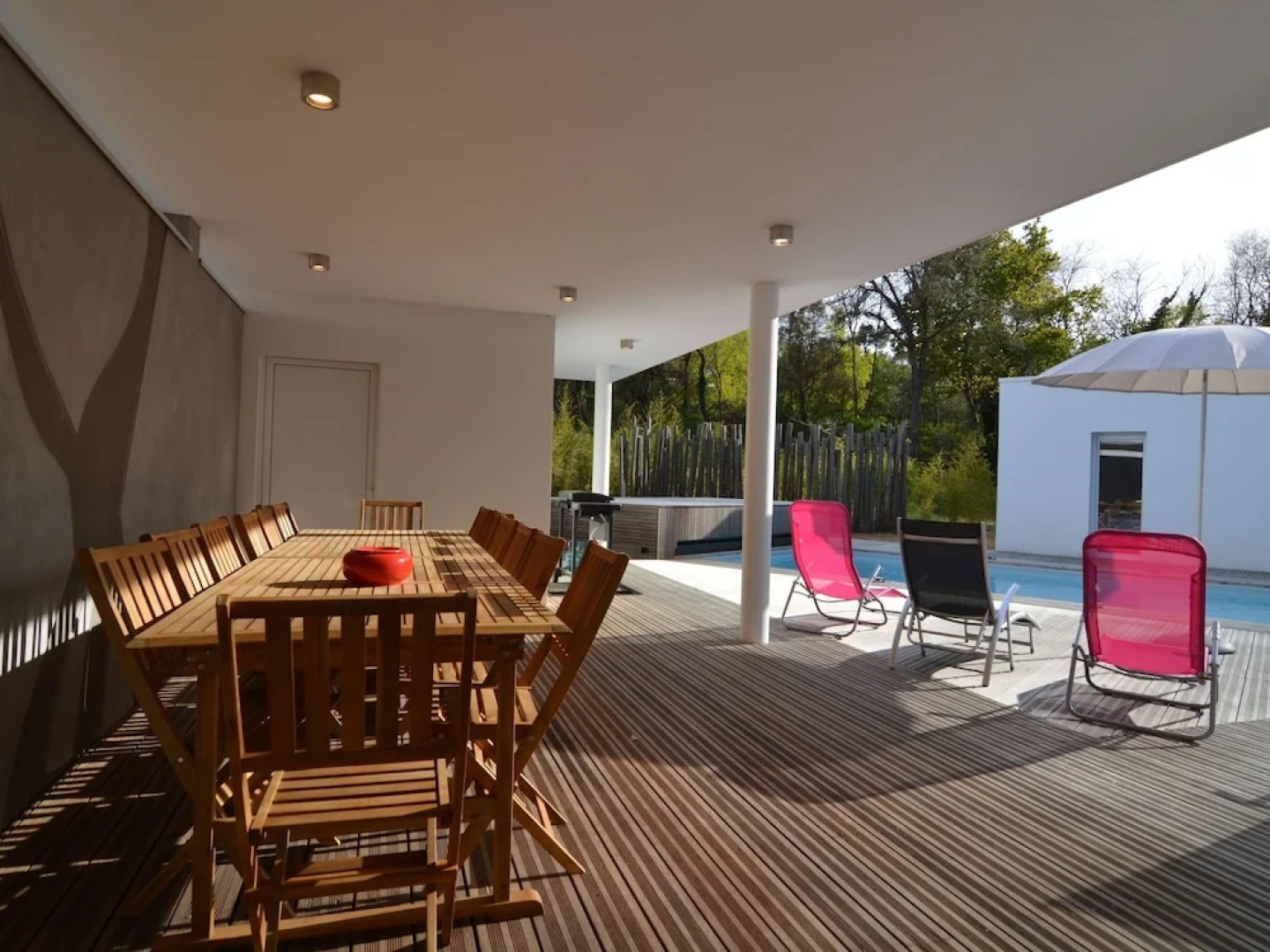 Villa With High-end Kitchen, Jacuzzi & Pool in Longeville sur mer