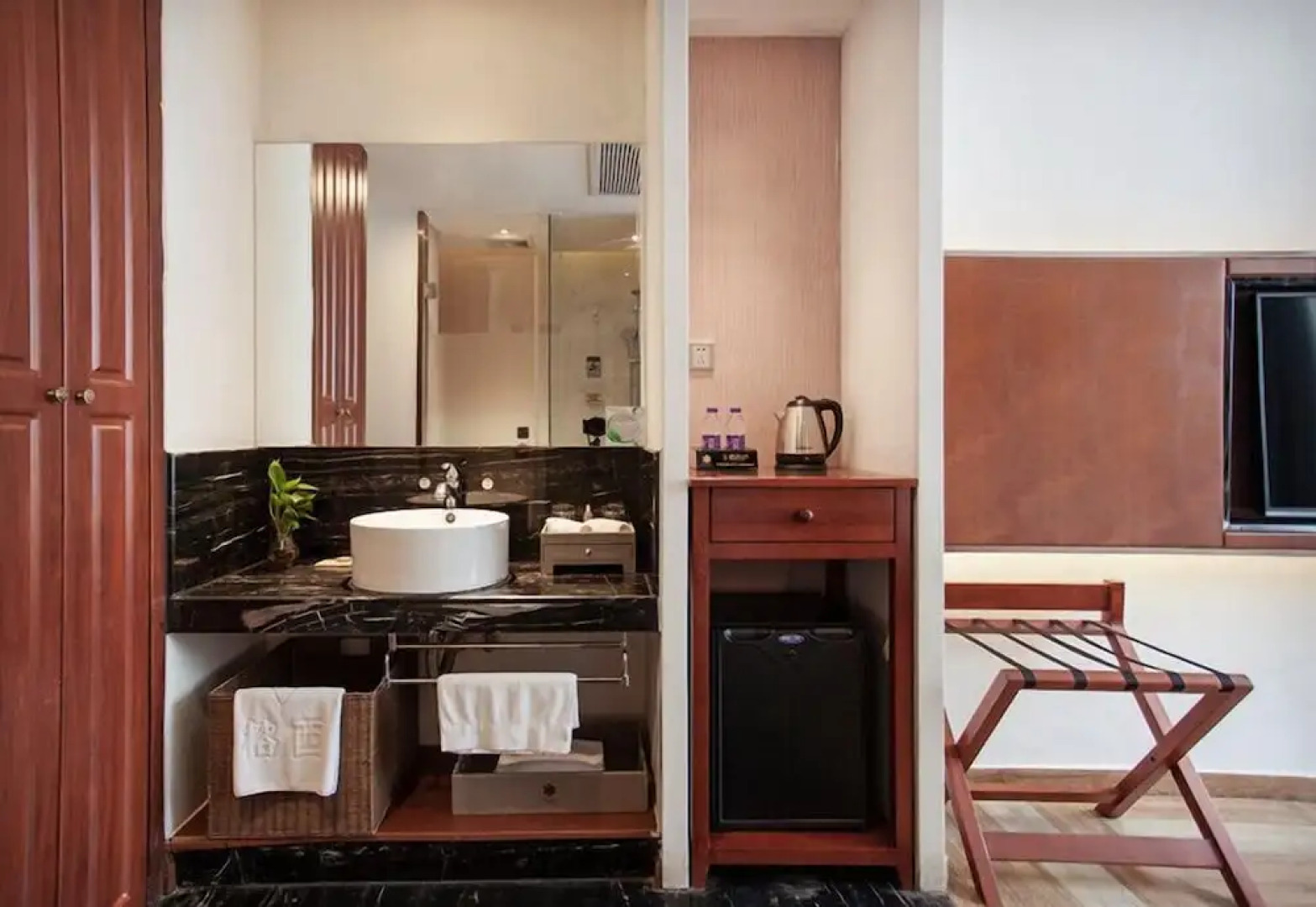 Yurong West Lake Cottage Resort Hotel