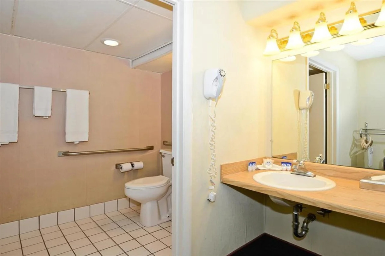 Howard Johnson by Wyndham Benton Harbor/St. Joseph