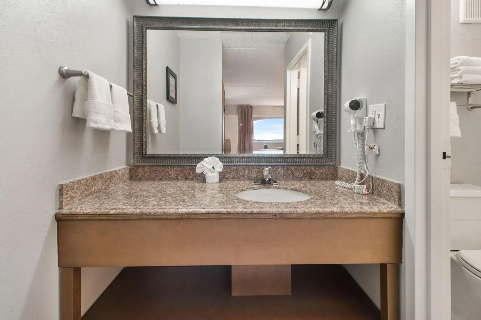 Clarion Pointe Galveston - Beachfront