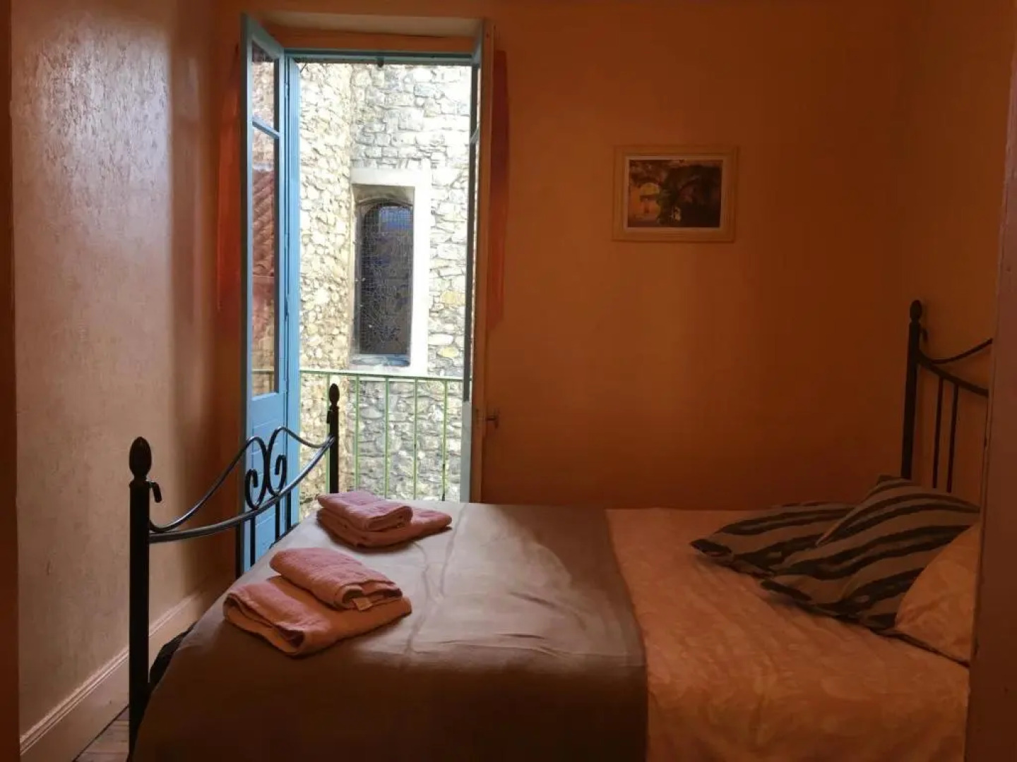 Entre l'église et la place