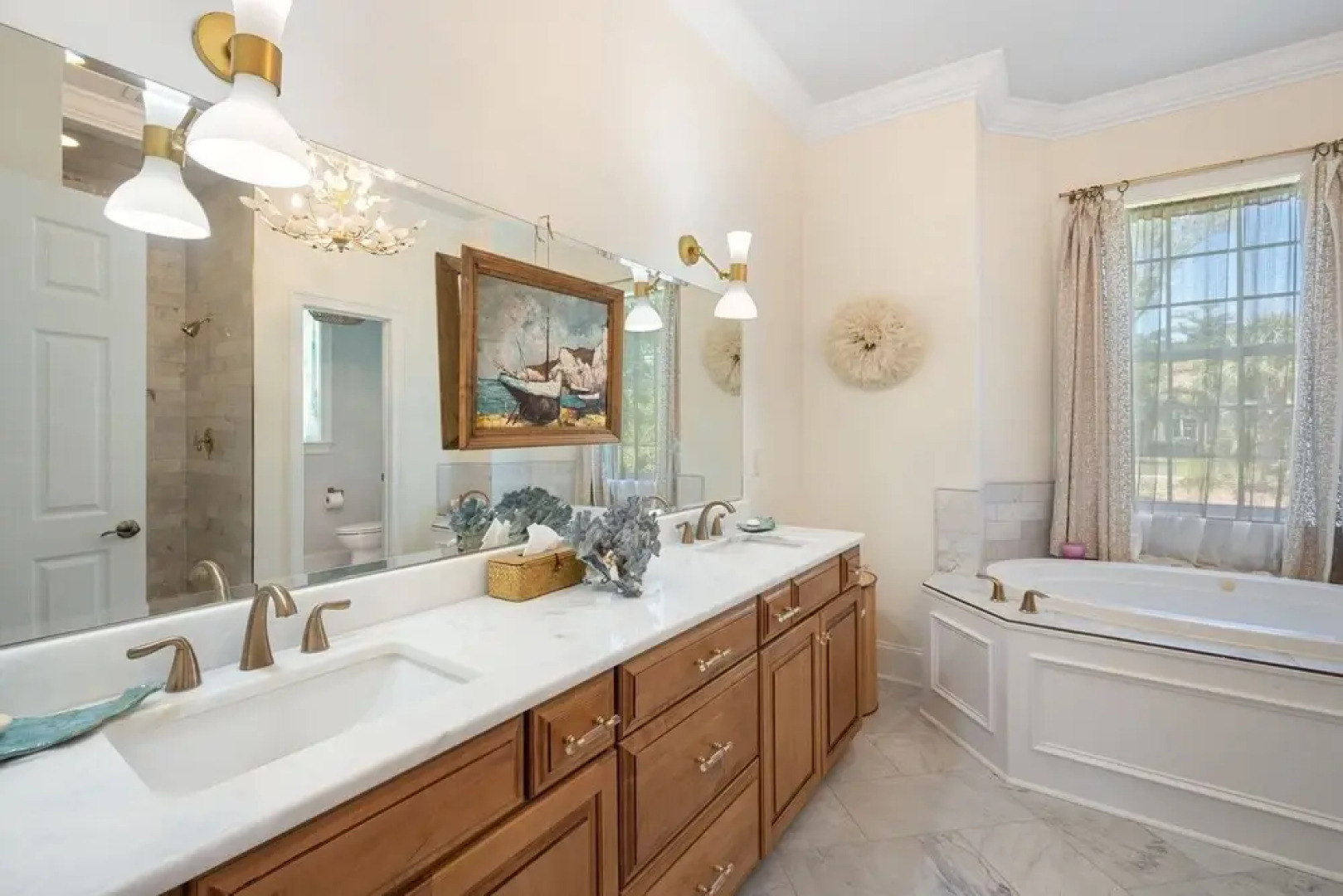 4 bedroom, 4.5 bath overlooking the pond, private pool! The White House 4 Home