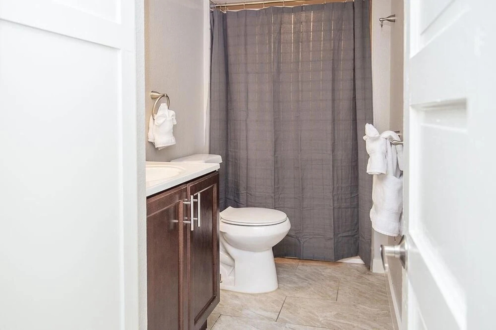 Cozy Retreat | Walk to UNC | FREE Cruiser Bikes