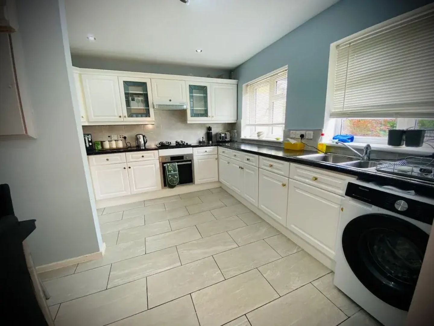 Modern-petfriendly-privategarden-family-20mintoldn