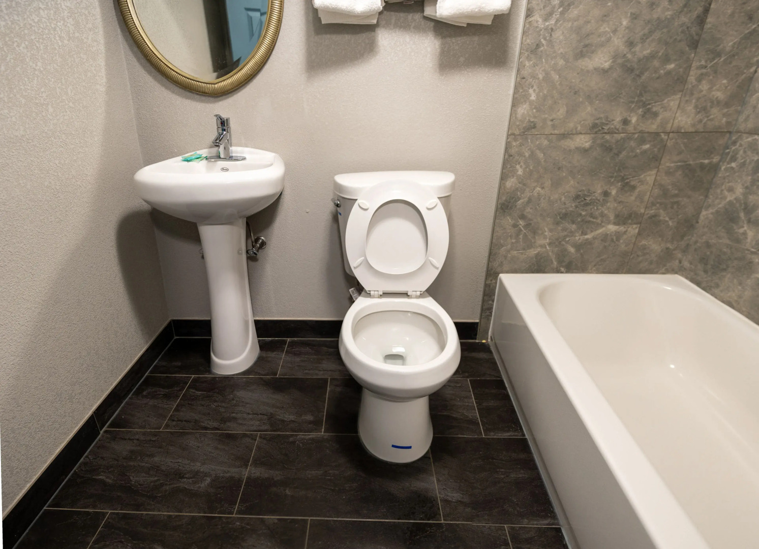 Riverside Inn and Suites