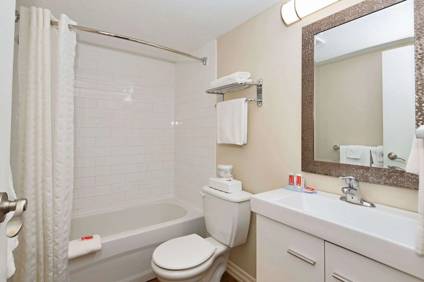 Econo Lodge Inn & Suites