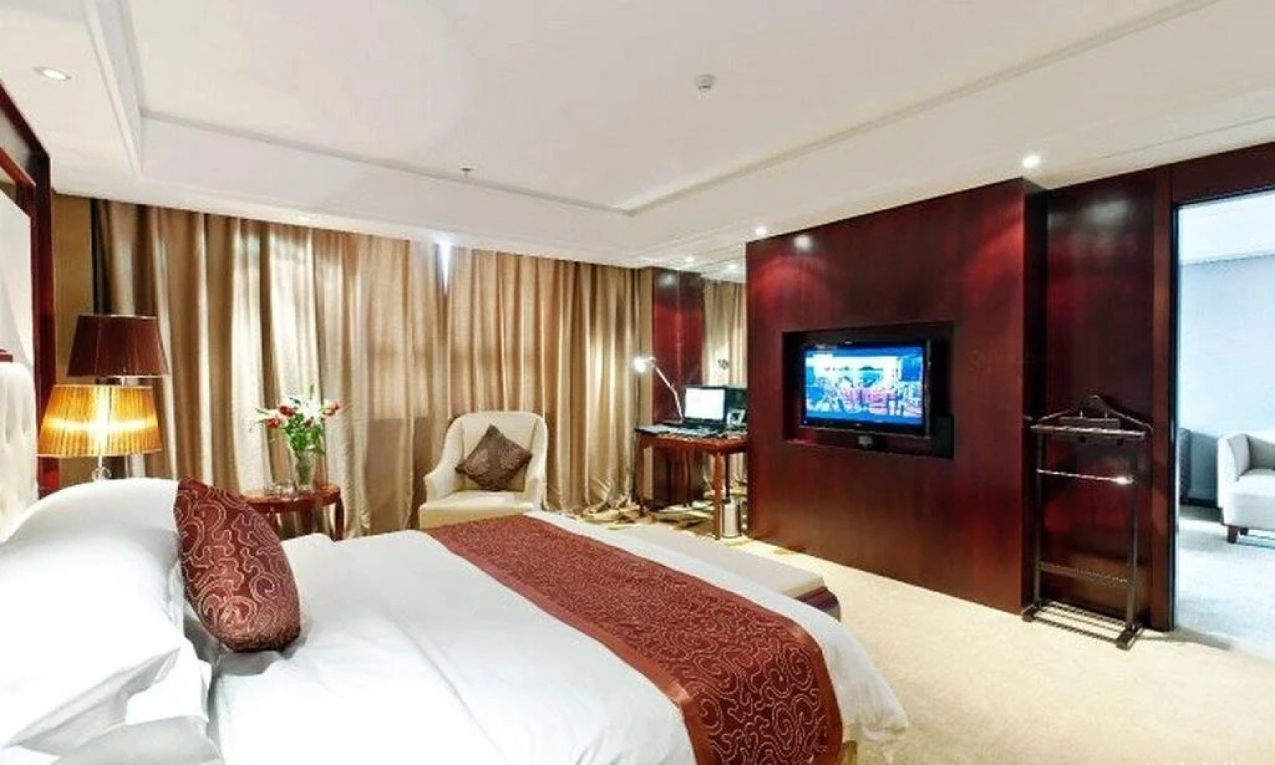 Xinyang East Earl Hotel
