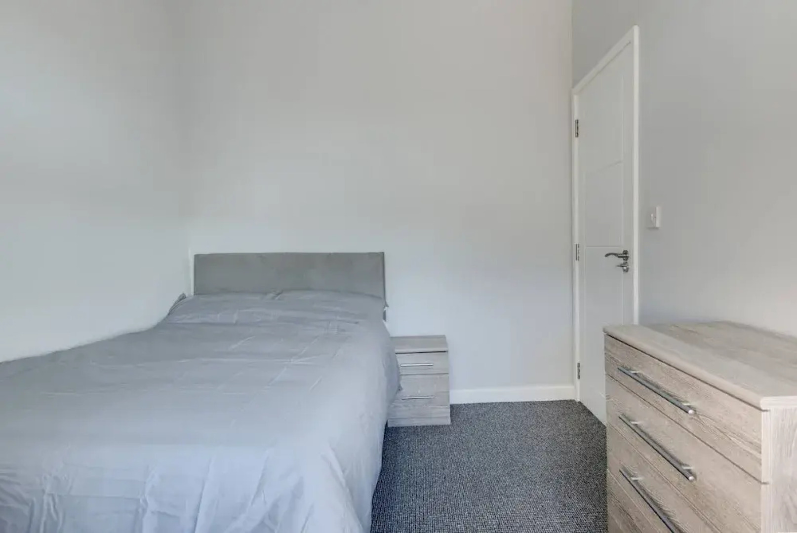 Self Check-In Town House in Barnsley Town Centre