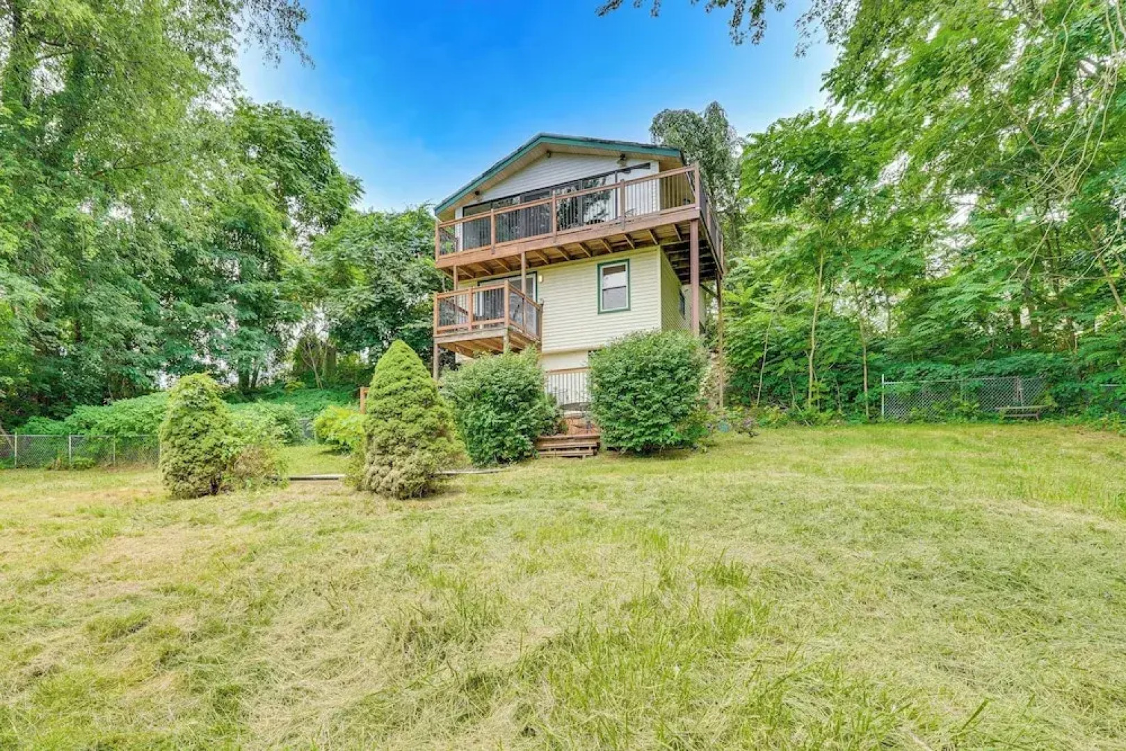 Game Room & Yard: Mid-century Modern Kingston Home