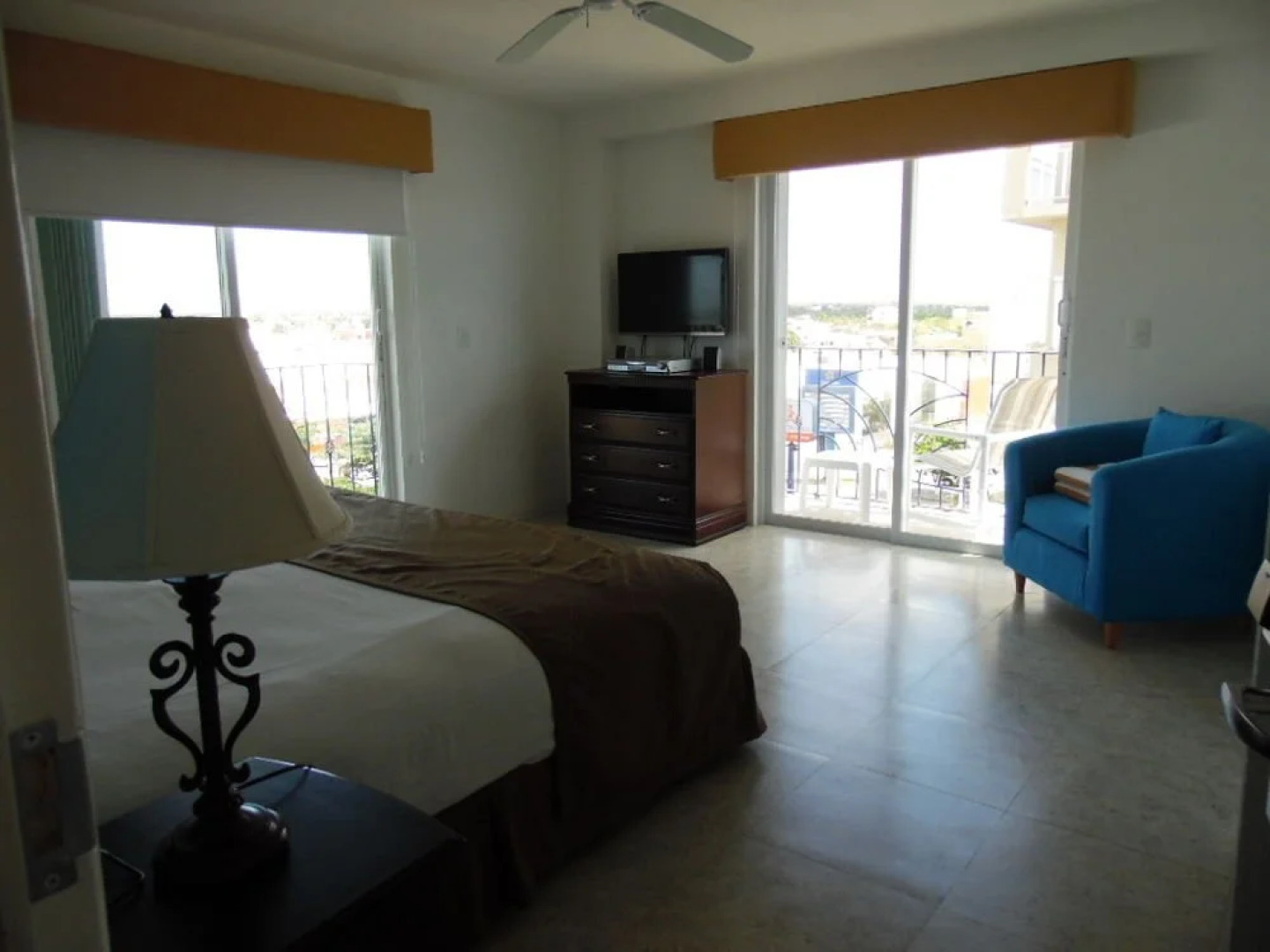 El Cantil Condominiums