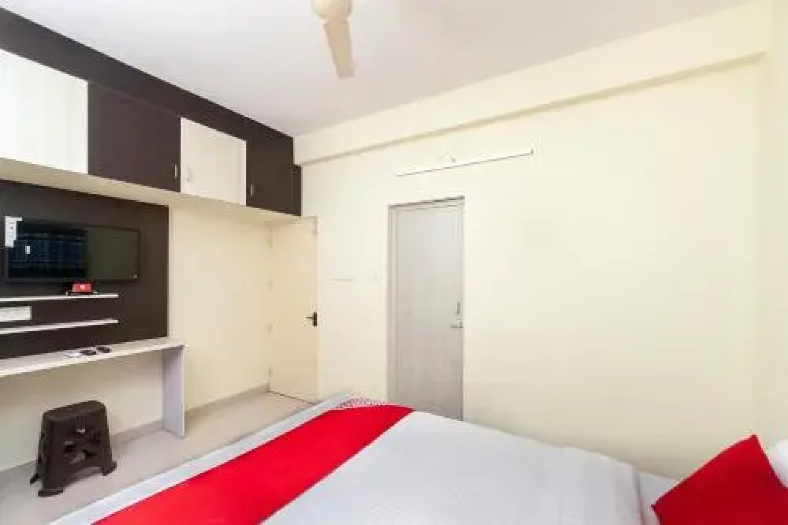 OYO 28658 The Swarg Residence