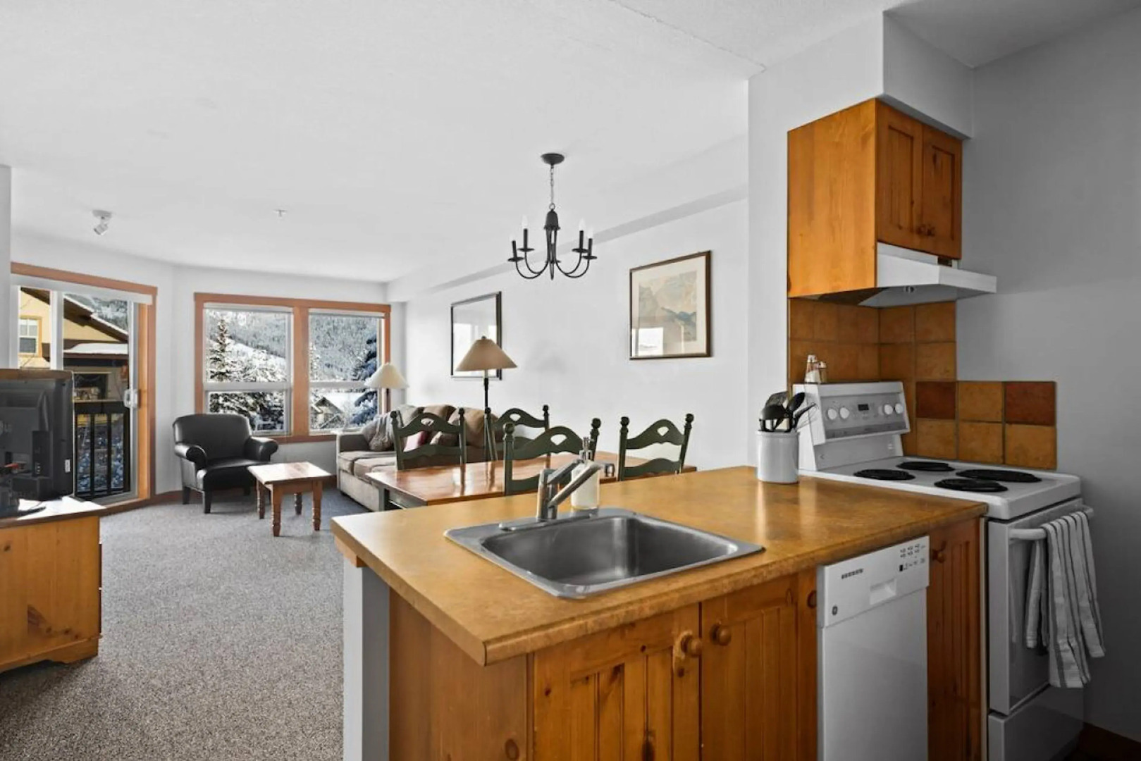 TOP FLOOR in Panorama Resort | TRUE Ski In/Out | Indoor Access to Pool & HotTubs