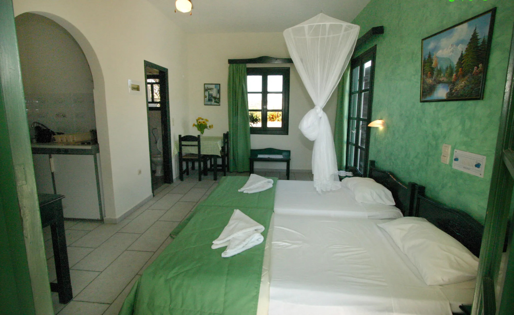 Studios Vrettos Beachfront Hotel