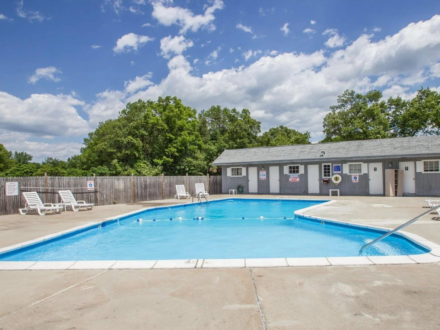 Econo Lodge Inn & Suites Windsor Locks Bradley Airport