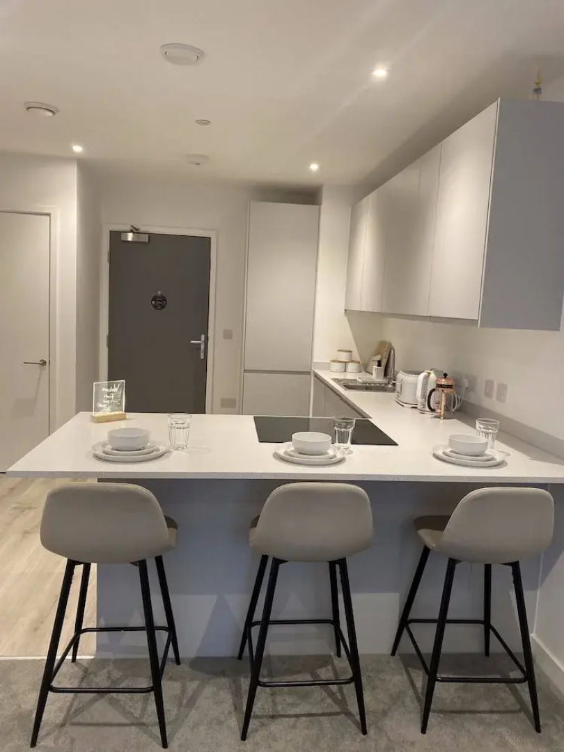 Lakeside - Central Apartment - Free Parking - Cinema Room