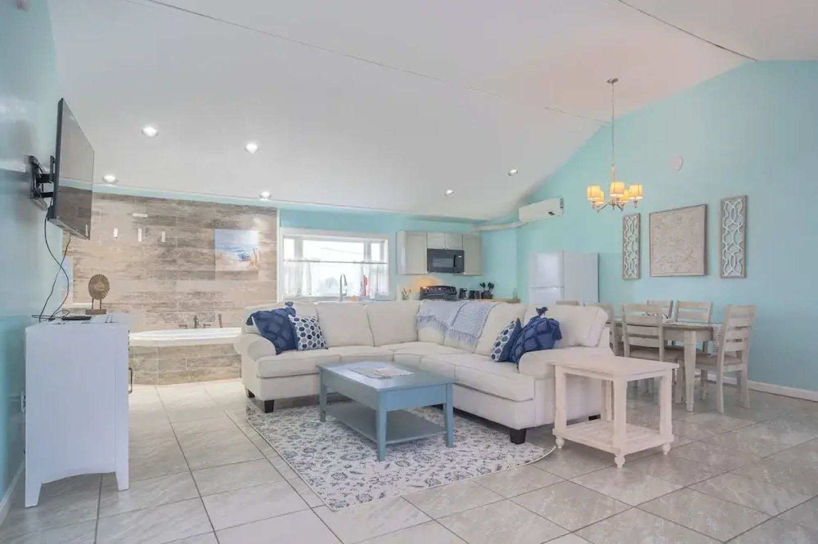 Elegant Suite with Jacuzzi