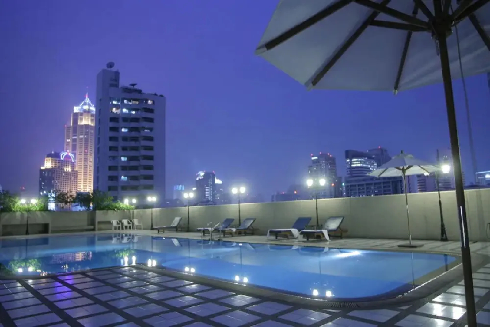 Апартаменты Omni Tower Direct Rooms Sukhumvit Soi 4