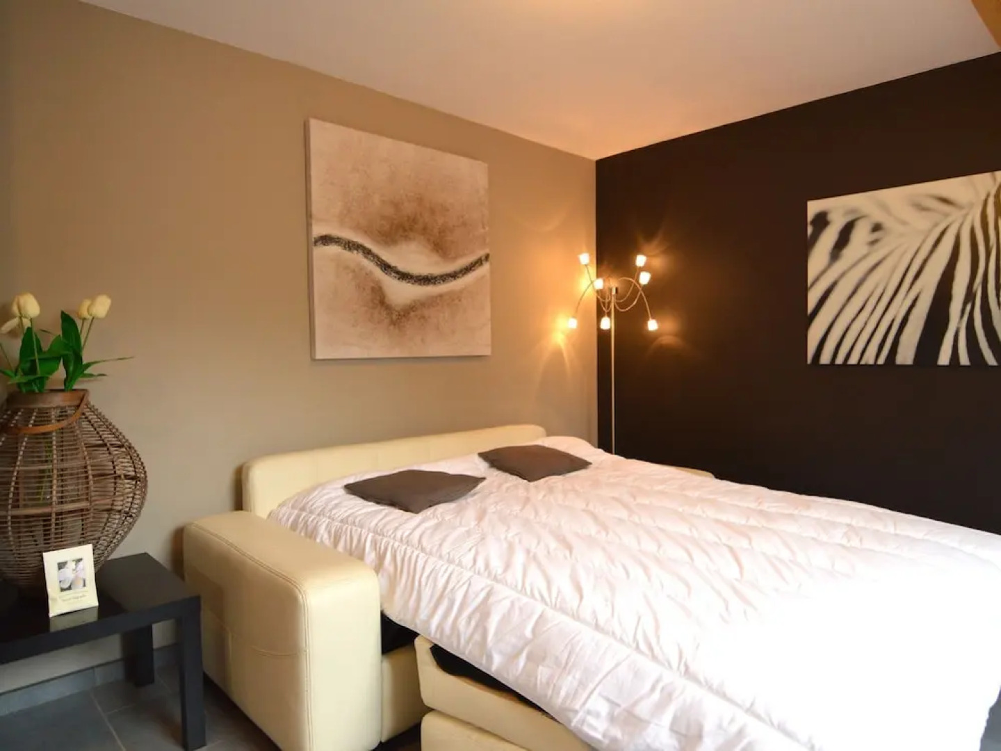 Charming Apartment with Access to Outdoor Hot Tub in Green Condroz Valley