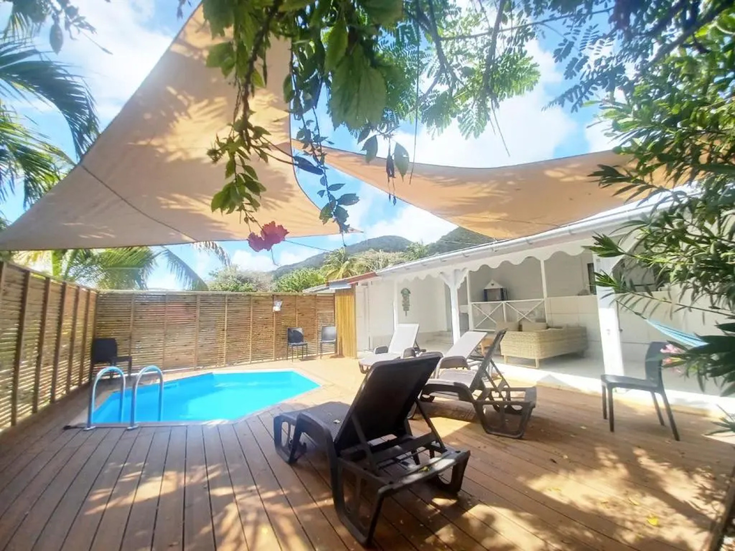 La Rose Du Bresil Marie-Galante