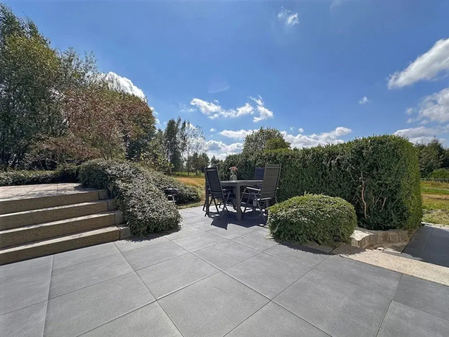 Freistehendes Haus mit Ofen, Terrasse und Garten