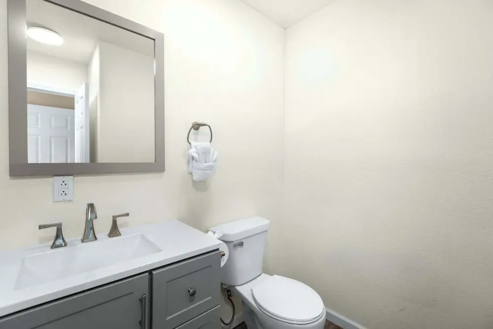 White Oak Landing Spacious 6 BDR w/ Boat Slip!