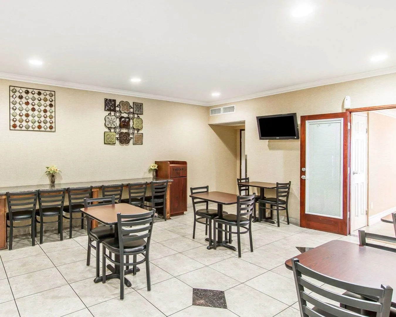 Econo Lodge Inn & Suites