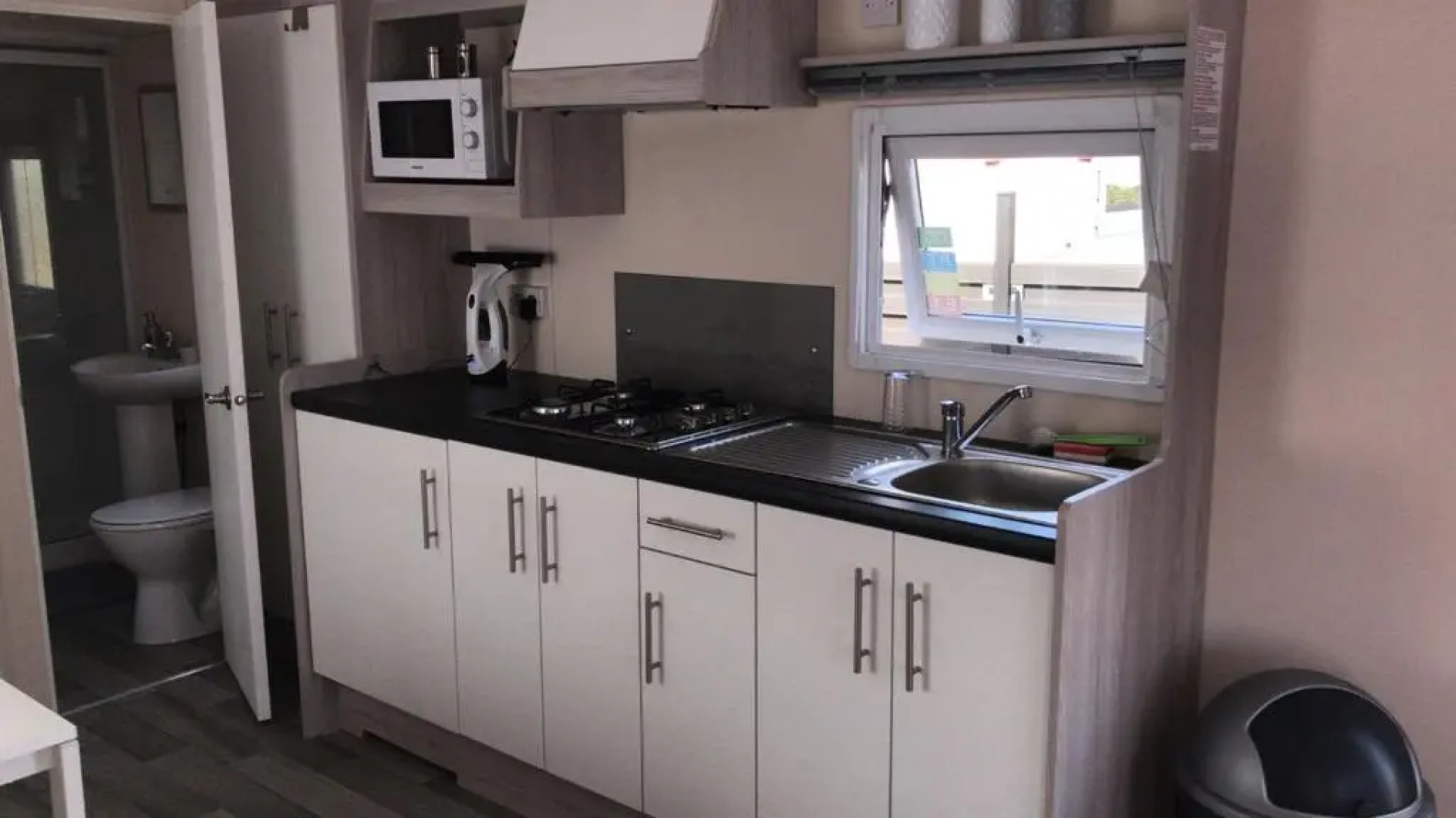 Luxe Chalet op camping Duindoorn, IJmuiden aan Zee, in de buurt van F1 circuit Zandvoort en Bloemendaal op loopafstand strand