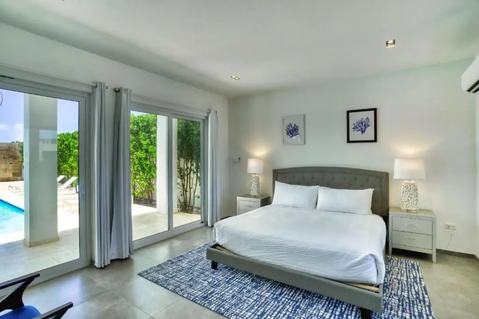 Grand Modern Villa 6-bedroom! Brand New! Heated Jacuzzi!