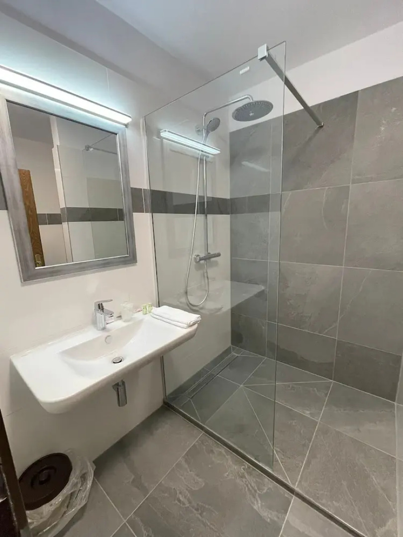 Hotel Regina - DG drei D.G. GmbH