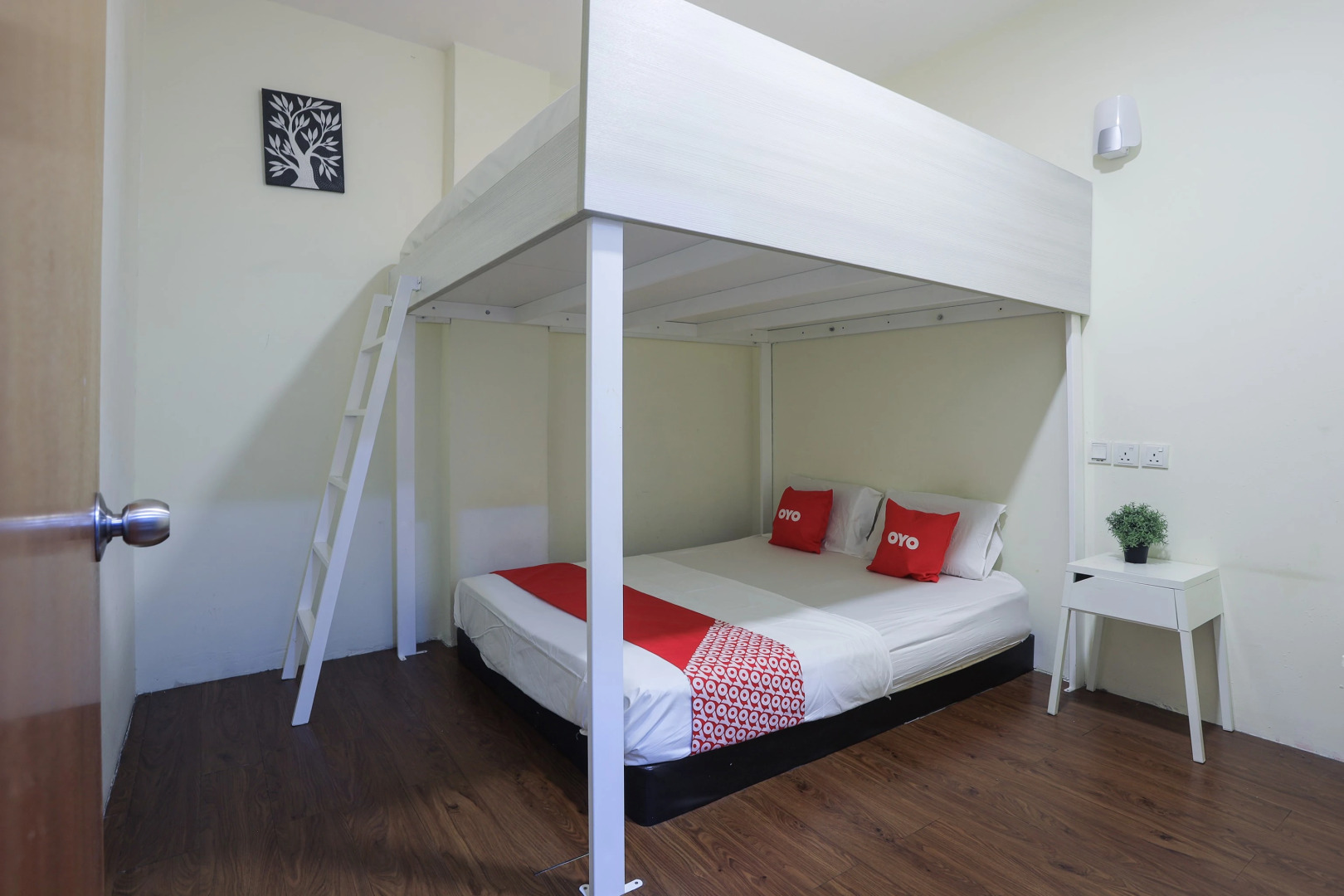 SPOT ON 90236 Zigzag Travellers Home - Hostel