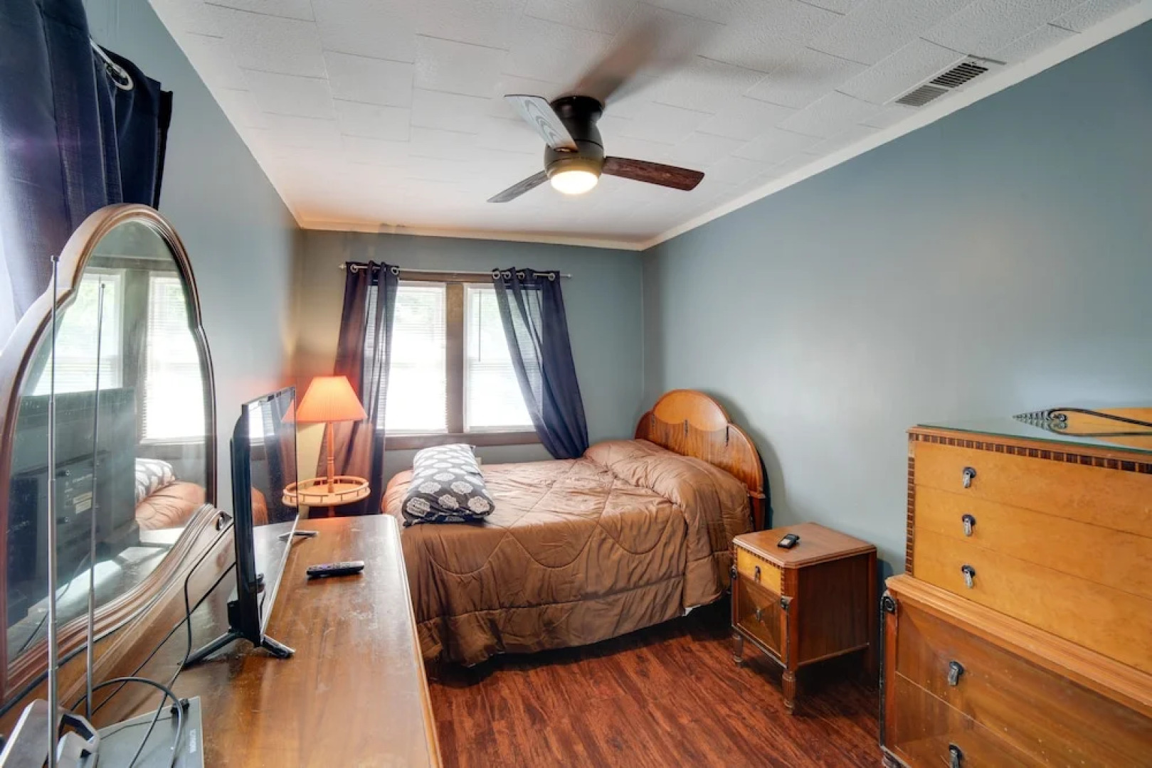 Riverside Niles Retreat w/ Fire Pit & Grill!