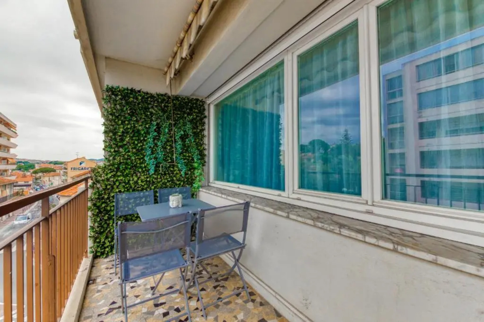 4P Modern & Secured Parking