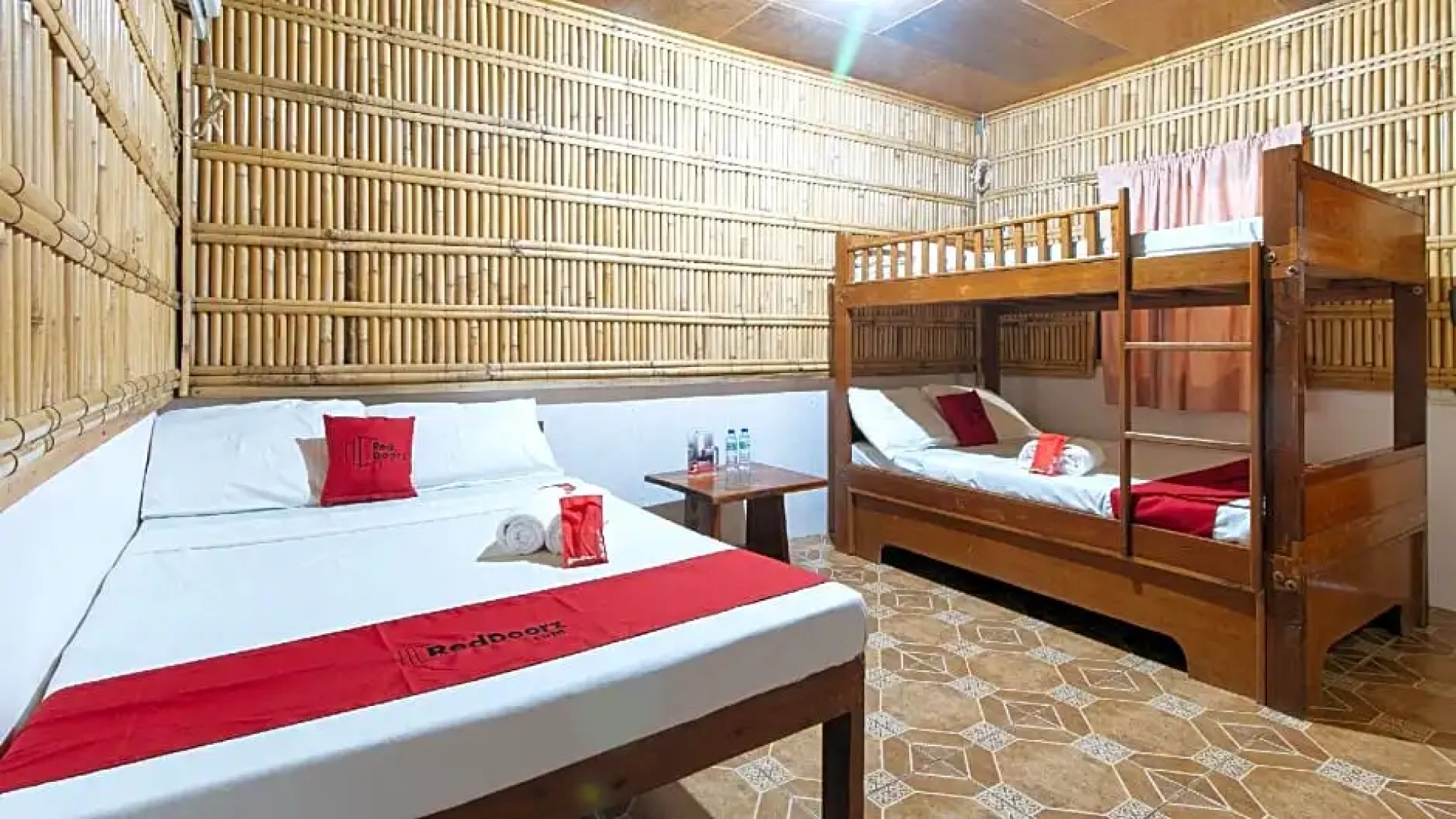 RedDoorz Hostel @ Megans Paradisio Beach Resort