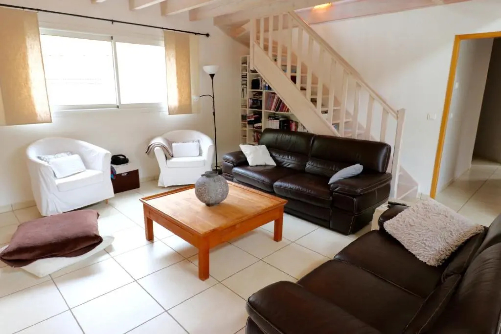 Plaisant villa with pool, close to the beach