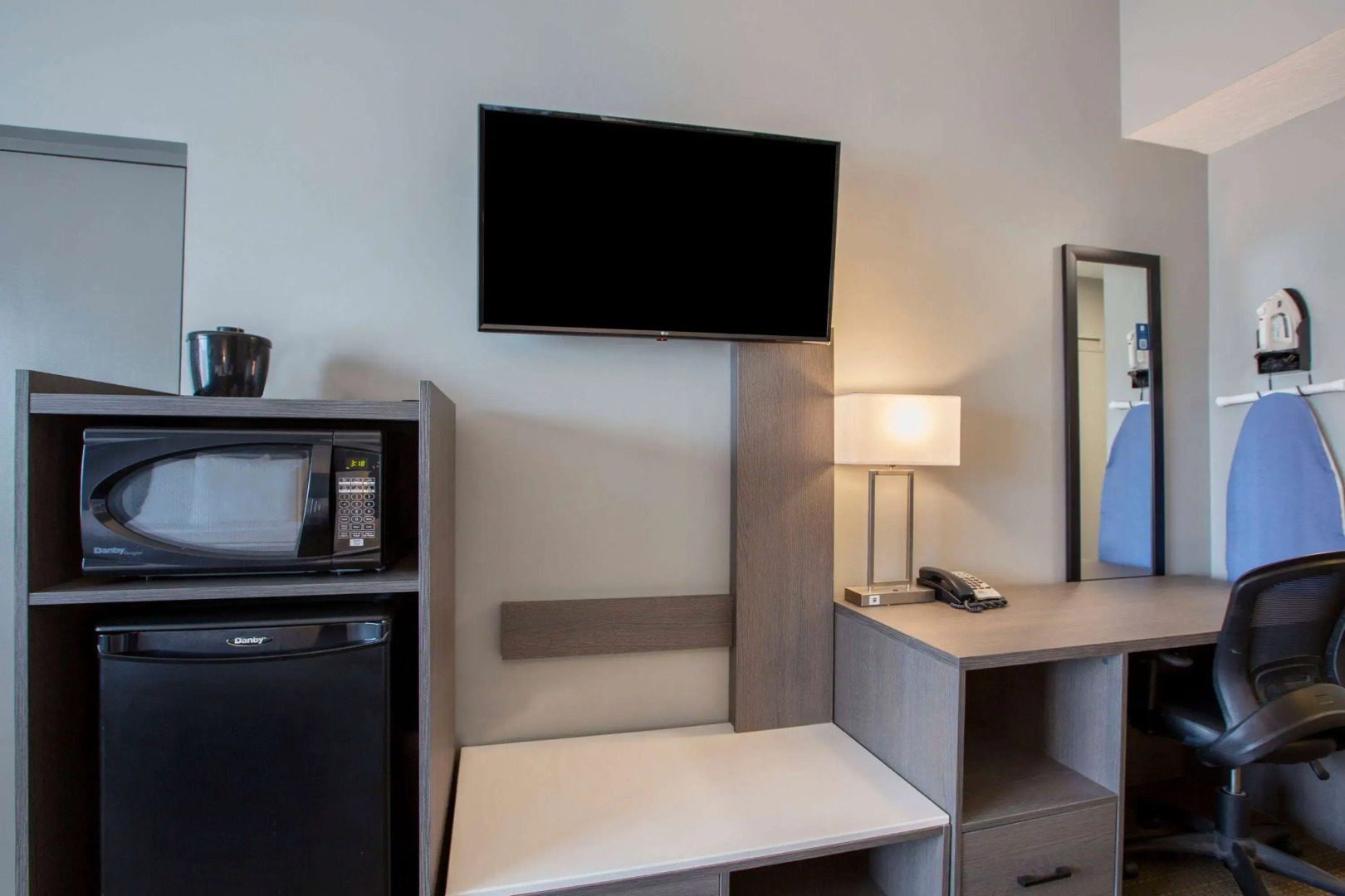 Days Inn & Suites by Wyndham Moncton