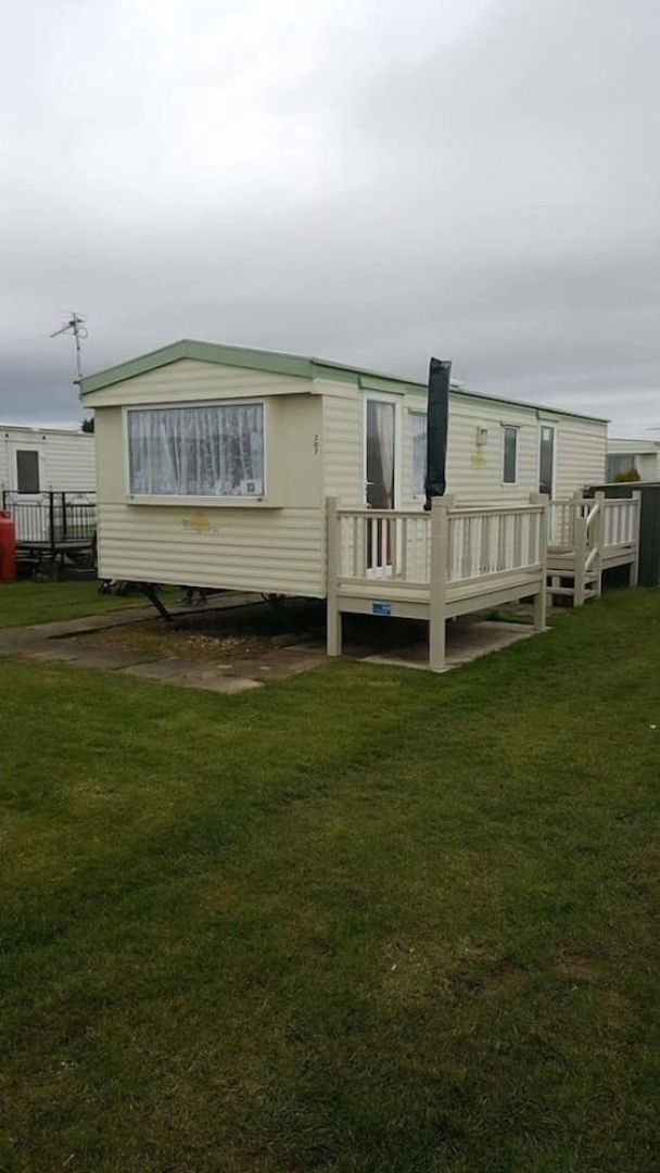 T & J's Caravan - 207 Happy Day's