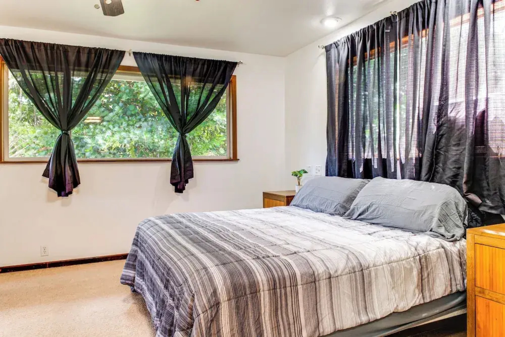 4 Mi to Beach: Keaau Retreat w/ Relaxing Porch!