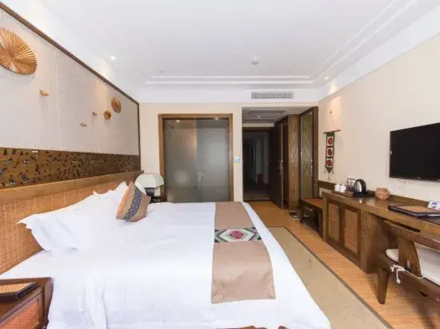 Nverzhai Holiday Hotel