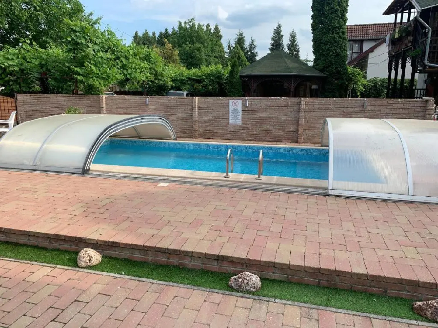 Mediterán Fedett Medencés Apartmanház