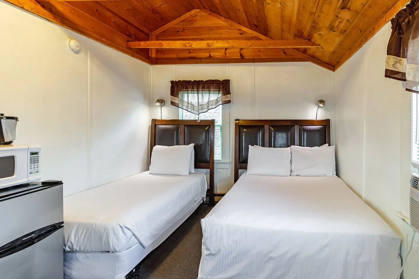 Half Moon Motel & Cottages