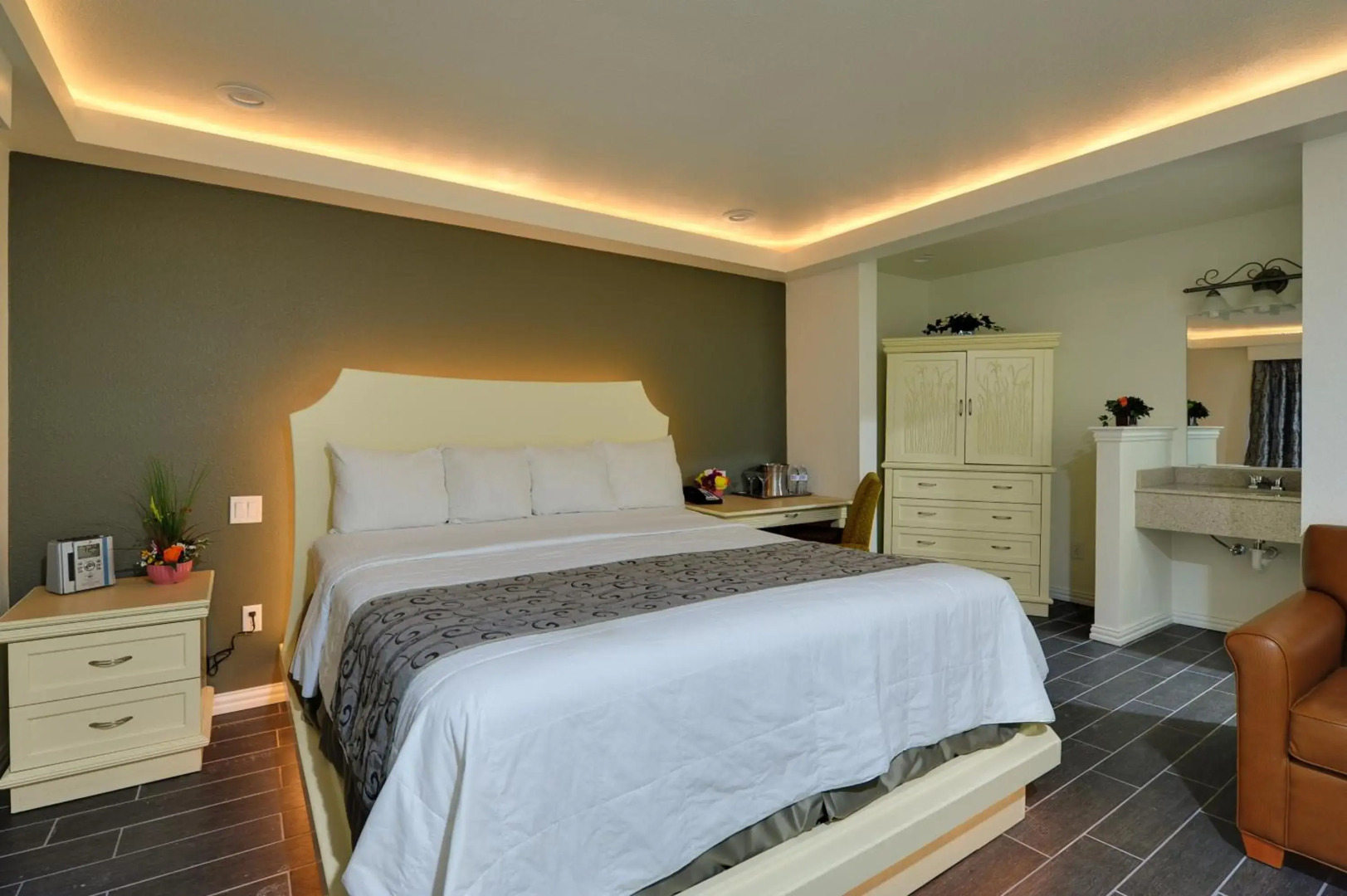 Romantic Inn & Suites