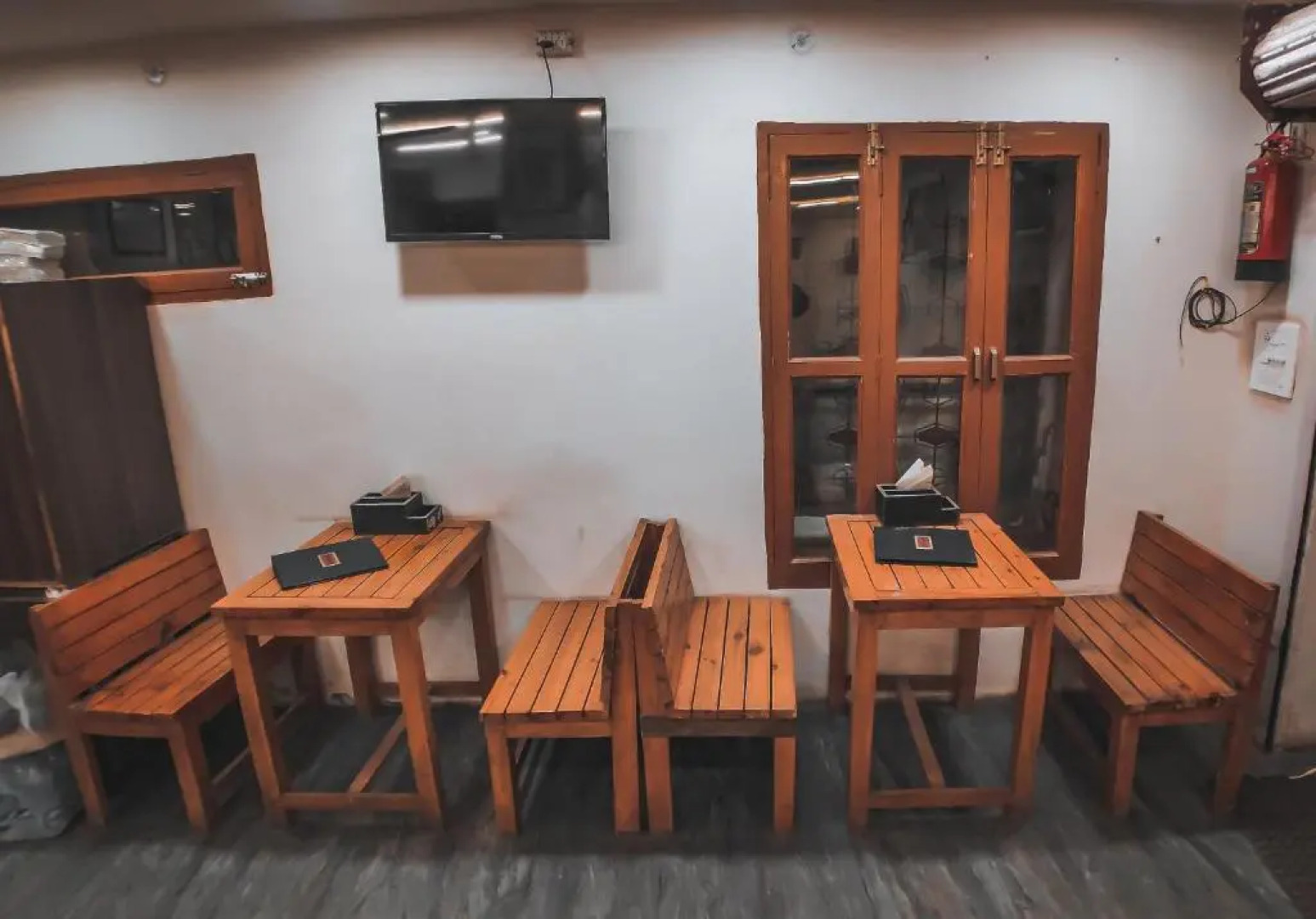 Lucky Restaurant And Guest House