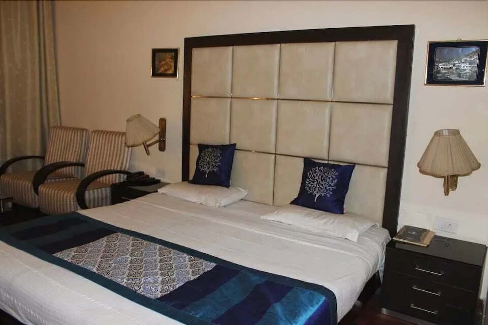 OYO Premium Sector 26 Madhya Marg