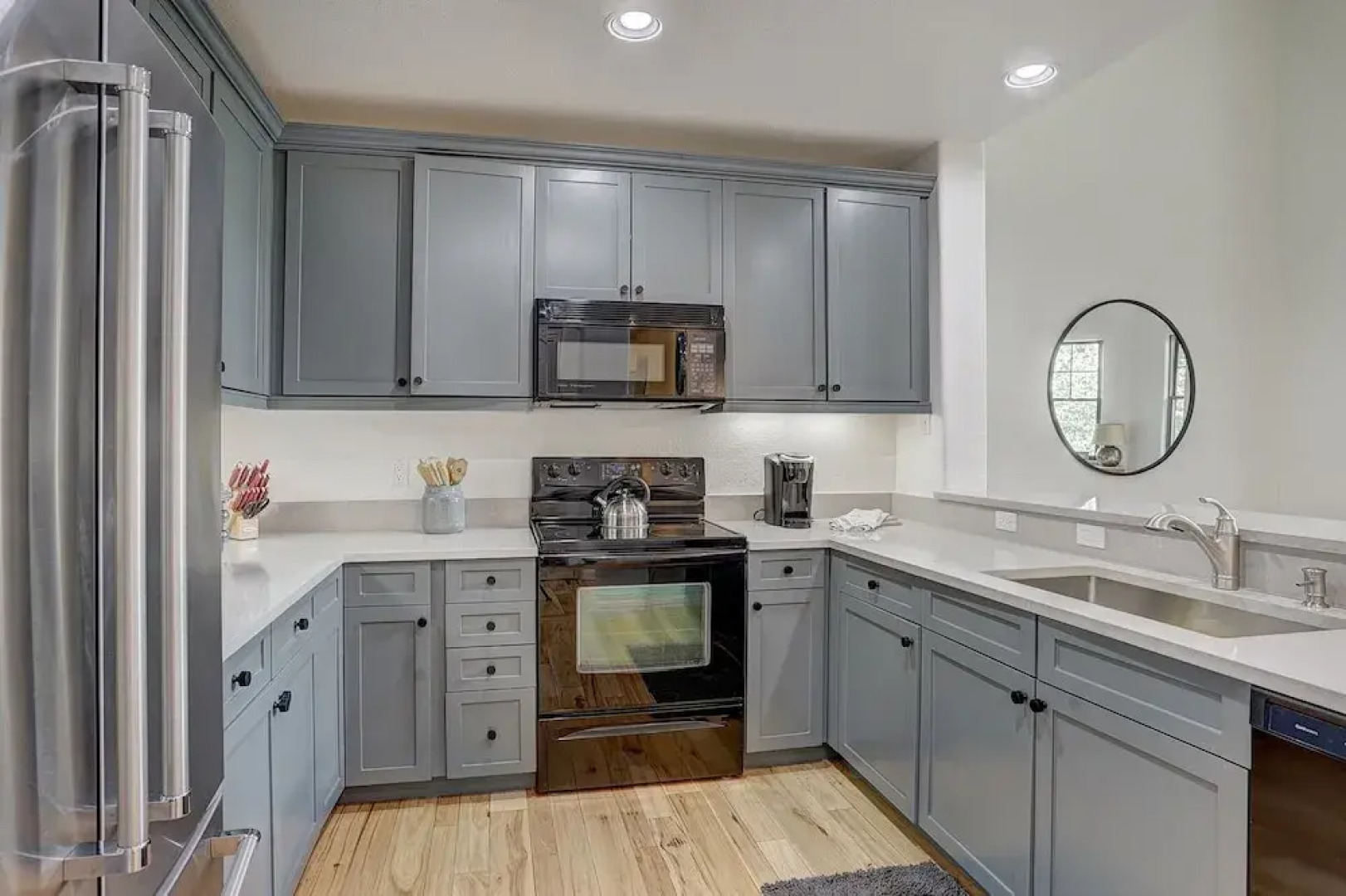 Newly Remodeled 2 Bedroom + Loft on the River 2 Condo by Redawning