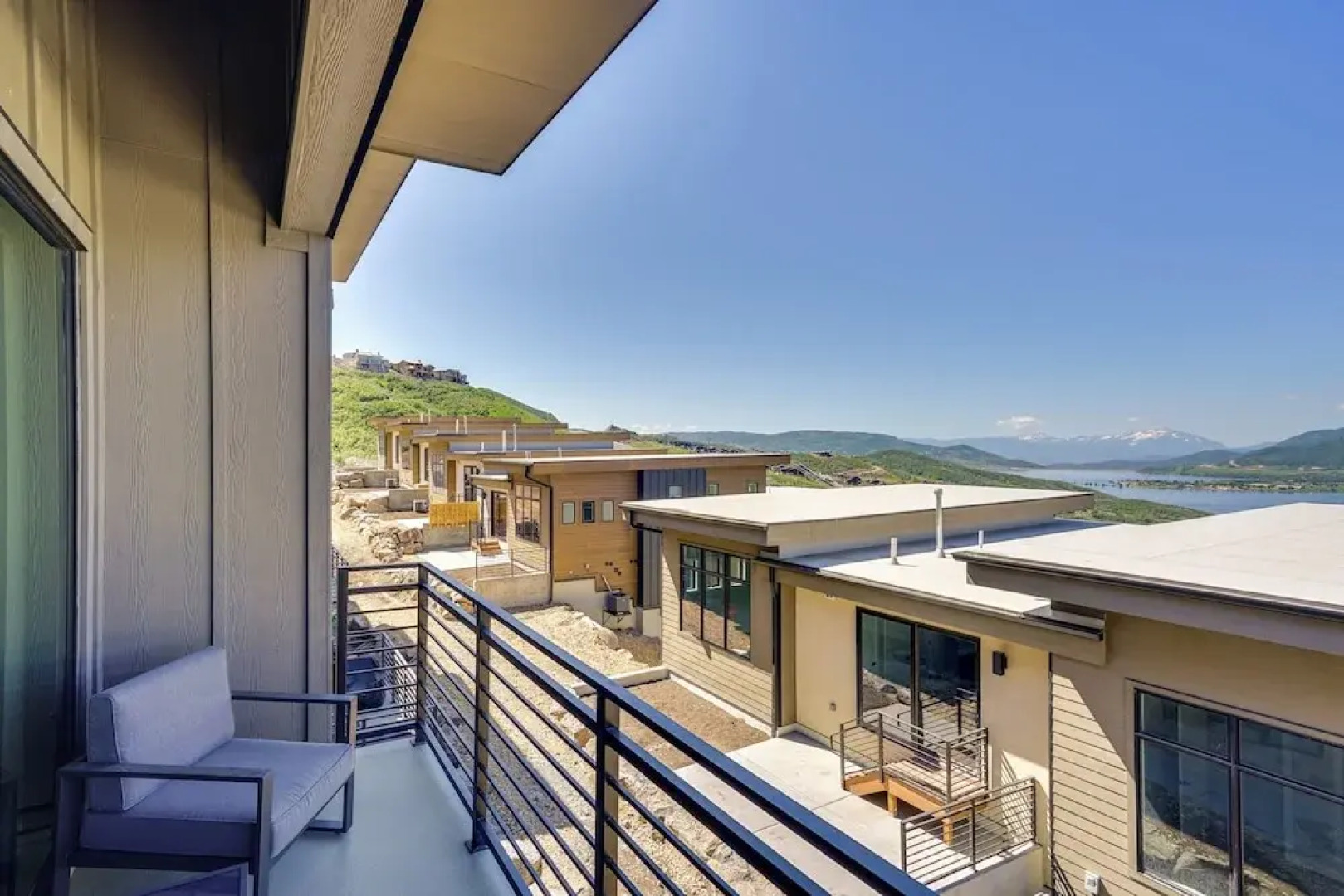 Hideout Haven: Luxe Retreat w/ Lake View & Hot Tub