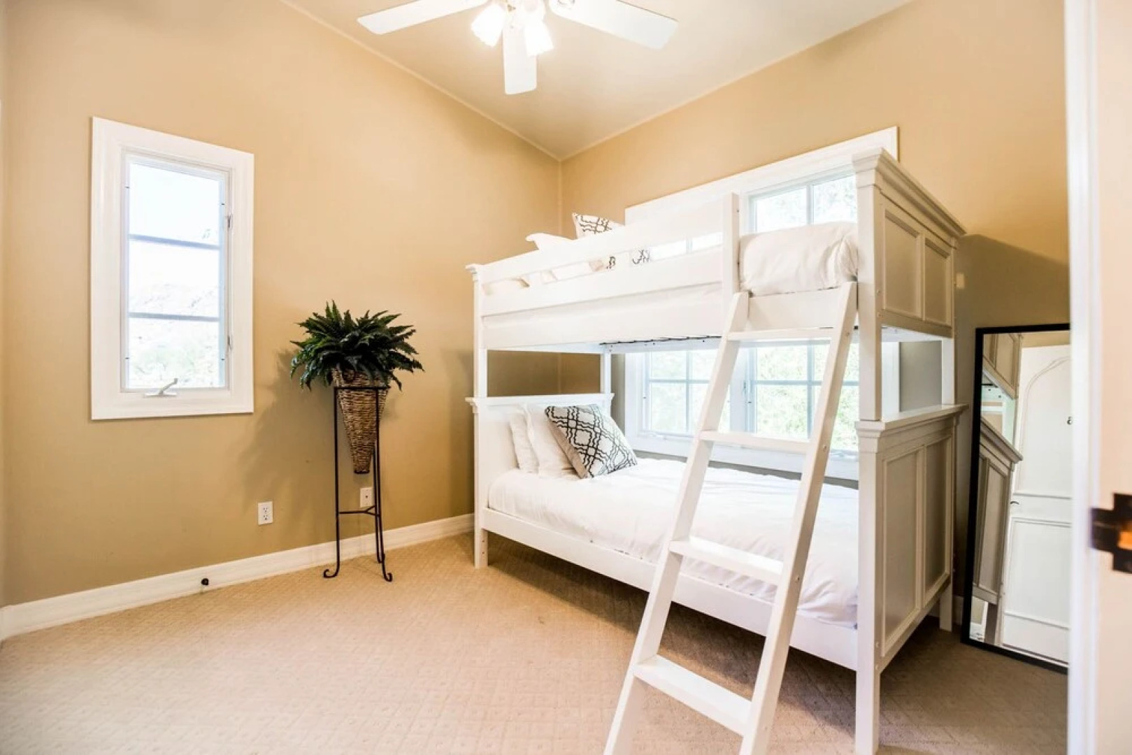 Catalina by Avantstay | Private Grand Estate - Backyard & Pool