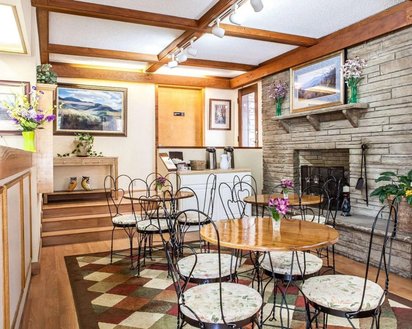 Econo Lodge Inn & Suites On The River