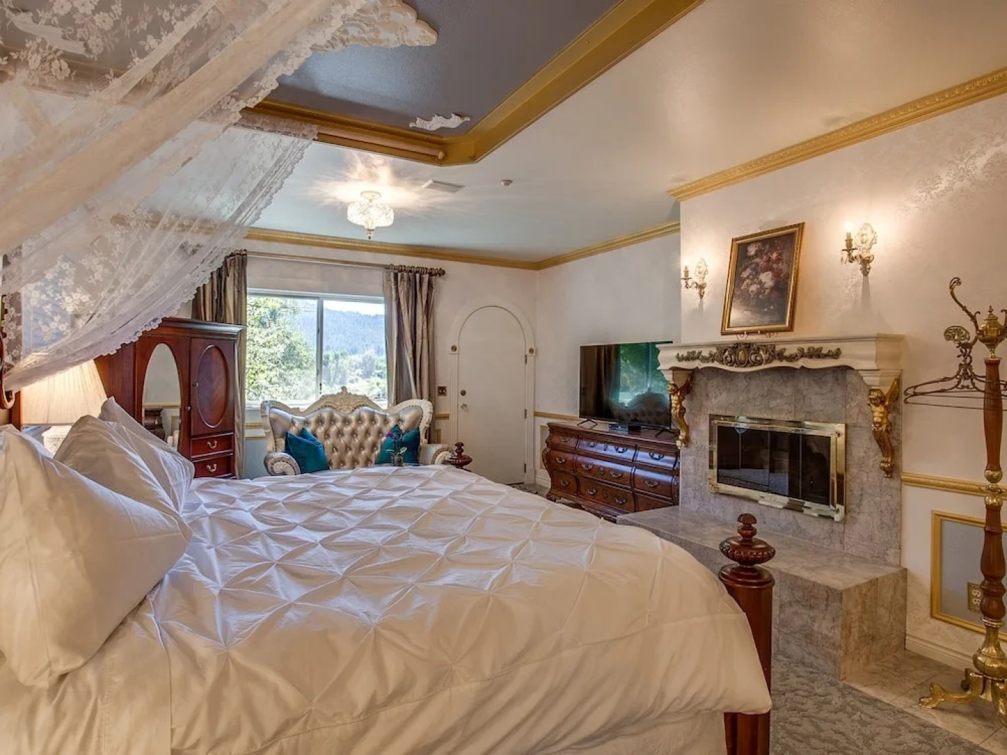 Storybook Riverside Inn