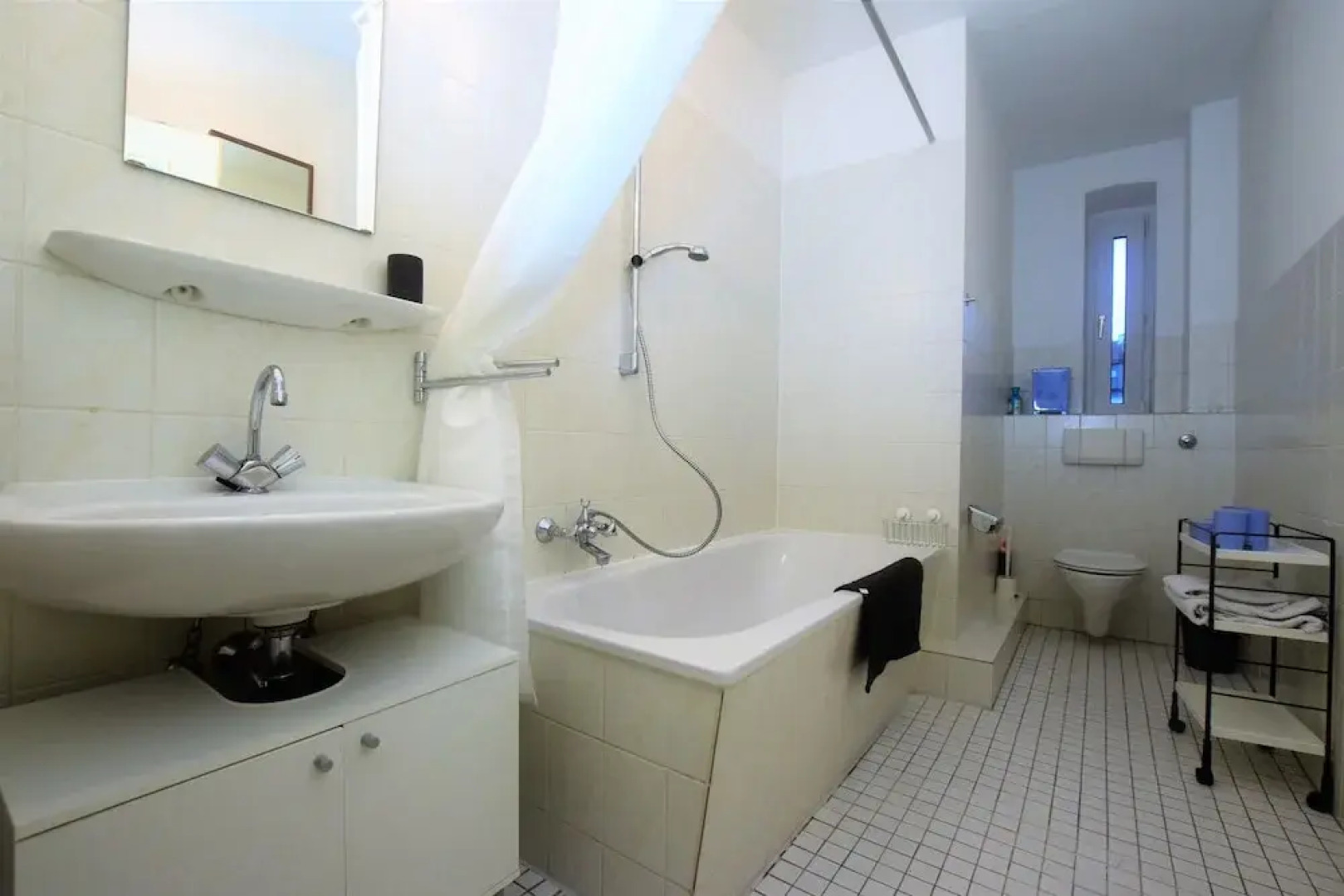 Tolstov-Hotels Large 3 Room Apartment with Garden