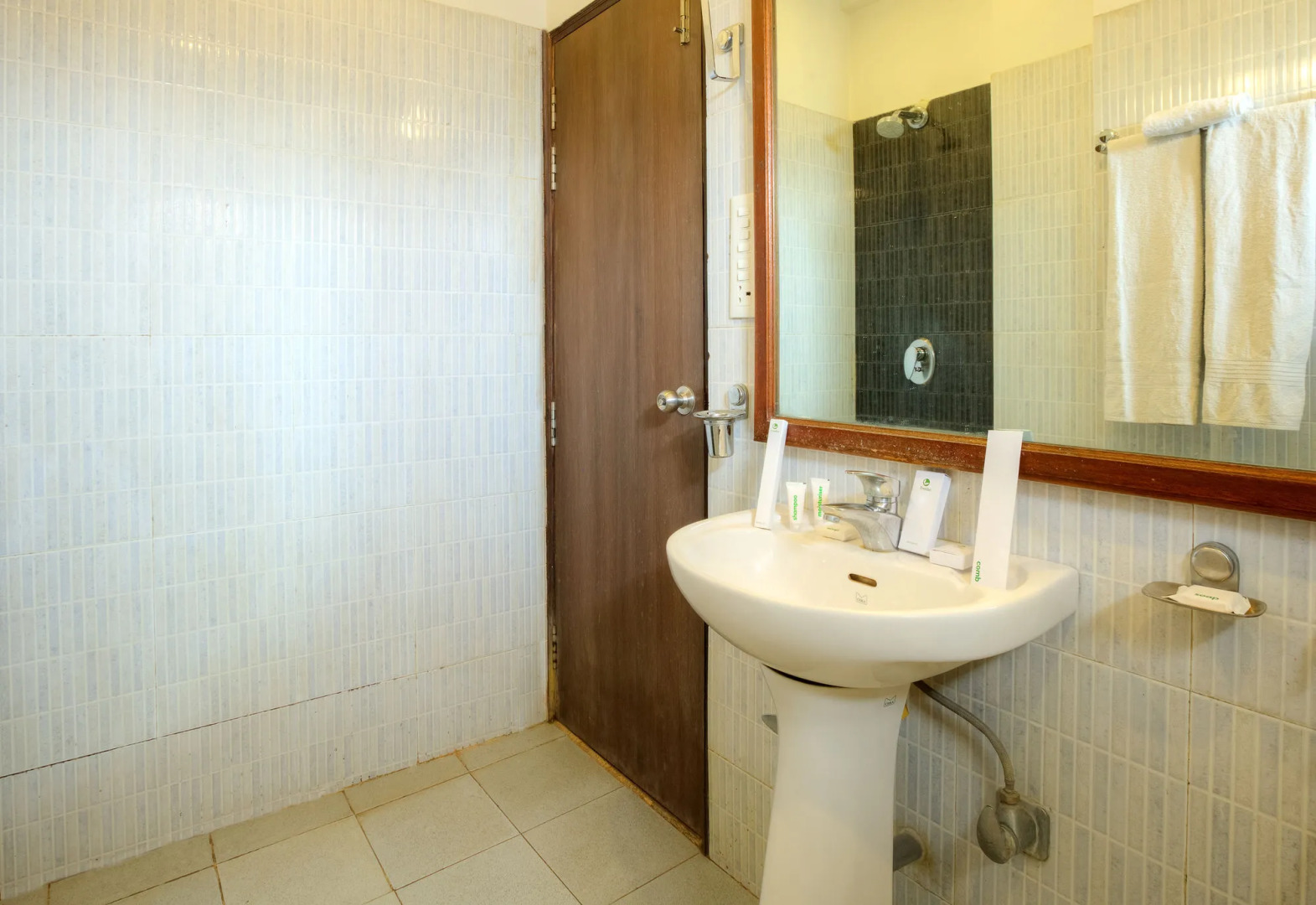 Treebo Shivam Inn Near Singapore Mall